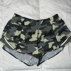 Lululemon Hotty Hot Short 2.5” in Camo Size 8